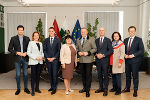 Regierungsfoto zum Jubiläum: LH Mario Kunasek und LH-Stv. Manuela Khom mit Landesrat Hannes Amesbauer (l.), Landesrätin Simone Schmidbauer (2.v.l.), Landesrat Stefan Hermann (3.v.l.), Landesrat Karlheinz Kornhäusl (r.), Landesrätin Claudia Holzer (2.v.r.) und Landesrat Willibald Ehrenhöfer (3.v.r.). © Land Steiermark/ Binder