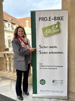 Die Politikern mit einem Werbebanner zum Thema ,Pro.E-Bike´ 