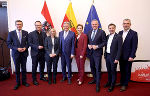 Die Teilnehmer der Landessportreferenten- konferenz: LR Markus Achleitner (Oberösterreich), LH-Stv. Philip Wohlgemuth (Tirol), Sportstaatssekretärin Michaela Schmidt, LH Peter Kaiser (Kärnten), Sportlandesrätin Martina Rüscher (Vorarlberg), LH Mario Kunasek (Steiermark), LR Martin Zauner (Salzburg), LR Heinrich Dorner (Burgenland) (v.l.) © LPD Kärnten/Kuess; Verwendung bei Quellenangabe honorarfrei