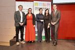 Zwei Männer und drei Frauen stehen nebeneinander.