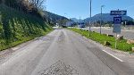 Bildbeschreibung: Straßenansicht mit Beschilderung für Park & Ride sowie Einbahnstraße. Im Hintergrund Berge und Vegetation.