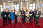 Landeshauptmann Mario Kunasek und Landeshauptmann-Stv. Manuela Khom gratulierten den mit dem Goldenen Ehrenzeichen des Landes Steiermark ausgezeichneten Persönlichkeiten in der Aula der Alten Universität. © Land Steiermark/Robert Frankl; Verwendung bei Quellenangabe honorarfrei