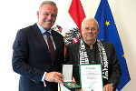 LH Mario Kunasek überreichte Christian Wehrschütz das Große Ehrenzeichen des Landes. © Land Steiermark/Jesse Streibl