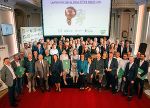 Teilnehmende stehend im Festsaal