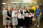 Bibliotheksleiterin Katharina Kocher-Lichem und Projektleiterin Evelyn Wagner (li.) sowie Jurymitglied Wolfgang Paill (re.) mit den Prix Styria Preisträgerinnen und Preisträgern.  © Foto: Land Steiermark/Binder; bei Quellenangabe honorarfrei