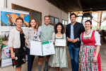 Gruppe von Menschen mit einer Urkunde