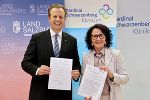 Gesundheitslandesrat Karlheinz Kornhäusl und seine Salzburger Amtskollegin Daniela Gutschi haben heute (3. Juli) eine Finanzierungsvereinbarung über Krankenhausleistungen für Patienten aus dem Bezirk Liezen unterzeichnet. © Land Steiermark/Land Salzburg/Franz Neumayr; Verwendung bei Quellenangabe honorarfrei