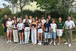 Tierschutzombudsfrau Karoline Schlögl (hinten: 2.v.l.) übergab gemeinsam mit Krista Kammergrabner (2.re.) und Bürgermeister Emanuel Pfeifer (re.) an die Schülerinnen und Schüler der 4B Klasse der MS Sinabelkirchen und ihrem Lehrer Julian Konrad (li.) die überarbeiteten Folder. © Hofer/MS Sinabelkirchen; bei Quellenangabe honorarfrei