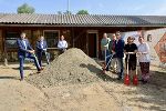 Spatenstich zum Umbau des Tierheims Kapfenberg: Tierschutzlandesrat Hannes Amesbauer mit u. a. Vizebürgermeister der Stadtgemeinde Kapfenberg Herbert Suschnig, Bezirkshauptmann von Bruck-Mürzzuschlag Bernhard Preiner, Bürgermeister der Stadtgemeinde Kapfenberg Matthäus Bachernegg, Obfrau des Tierheims Kapfenberg  Jenny Goldmann und Tierschutzombudsfrau Karoline Schlögl. (V. l.) © Land Steiermark; Verwendung bei Quellenangabe honorarfrei