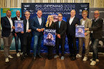 Präsentierten die freudige Botschaft: Daniel Berchthaller (Reiteralm), Klaus Hofstätter (Hauser Kaibling), Vorsitzender der Tourismusregion Schladming-Dachstein Andreas Keinprecht, LH Mario Kunasek, Moderatorin Silvia Schneider, Klaus Leutgeb (Veranstalter und Geschäftsführer der Leutgeb Entertainment Group), Bürgermeister Hermann Trinker, Peter Weichbold (Planai-Hochwurzen) und der Chef der Hohenhaus-Tenne Hermann Egger. (V. l.) © Land Steiermark/Daniel Scharinger; Verwendung bei Quellenangabe honorarfrei