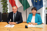Bildbeschreibung: Ein Mann und eine Frau sitzen an einem Tisch.