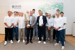 Gruppe von Menschen mit Pokal und Urkunde 
