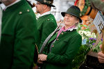Eine Frau in Tracht mit einem Horn vor ihrem Auftritt.