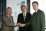 v.l.: Univ.-Prof. Dr. H.Griengl (Wissenschaftlicher Leiter), Wirtschaftslandesrat Dr. Ch. Buchmann, Dr. M. Michaelis (GF Kompetenzzentrum) v.l.: Univ.-Prof. Dr. H.Griengl (Wissenschaftlicher Leiter), Wirtschaftslandesrat Dr. Ch. Buchmann, Dr. M. Michaelis (GF Kompetenzzentrum)