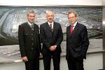 Bildtext (v.l.) Hubert Hödl Magna-Vorstand, Wirtschaftsminster Predrag Bubalo sowie Landesrat Dr. Christian Buchmann 