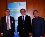 Landesrat Dr. Christian Buchmann (Mitte), Univ.-Prof. Dr. Reinhold Lang (links) und Rektor Univ.-Prof. Wolfhard Wegscheider (rechts) eröffnen das Symposium „Polymeric Solar Materials 2008“ in Leoben. 