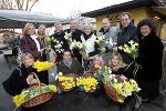 LR Christian Buchmann (2. v.re stehend) wünschte mit LH-Stv. Schützenhöfer und dem VP-Regierungsteam mit steirischen Narzissen einen schönen Valentinstag. 