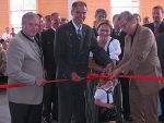 v.l.: Josef Majcan, Karl Scheucher und LR Buchmann beim Durchschneiden des roten Bandes