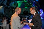 Christoph Guger (G.tec) wird von LR Buchmann mit dem steirischen Innovationspreis Fast-Foward-Award ausgezeichnet (Foto: Frankl) 