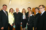 Zahlreiche Freunde des Hauses wohnten der Überreichung bei (v.l.): Kommerzialrat Peter Mühlbacher, Landesrätin Dr. Bettina Vollath, Helmut Slanina mit Tochter Sabine, Landeshauptmann Mag. Franz Voves mit Waltraut Slanina, Dipl.-Ing. Gerald Wendlinger und Landesrat Dr. Christian Buchmann. 