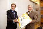 LR Christian Buchmann und SFG-GF Burghard Kaltenbeck bei der der Präsentation des Qplus-Schecks 