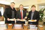 v.l.: CIS-Geschäftsführer Eberhard Schrempf, LR Dr. Christian Buchmann, Geschäftsführer Karl Schirnhofer