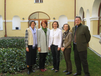 Barbara Hatzl, Anna Pfleger (beide vom Haus der Frauen in St. Johann bei Herberstein), Landesrätin Bettina Vollath, Christa Kreimer (Haus der Frauen in St. Johann) und Nationalratsabgeordneter Christian Faul (v. l.)