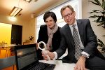 Mag. Gerlinde Siml (SFG) und LR Dr. Christian Buchmann machen mit der Datenbank "Ein!Blick" die Förderungen des Wirtschaftsressorts transparent