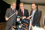 SFG-Geschäftsführer Dr. Burghard Kaltenbeck, Landesrat Dr. Christian Buchmann und Gregor Withalm mit dem Werkzeugkasten für die Frau. © Wolf SFG-Geschäftsführer Dr. Burghard Kaltenbeck, Landesrat Dr. Christian Buchmann und Gregor Withalm mit dem Werkzeugkasten für die Frau.