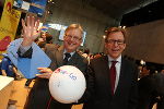 SFG-Geschäftsführer Dr. Burghard Kaltenbeck und Landesrat Dr. Christian Buchmann präsentieren die Kre~go Trainingskrause: Sichtschutz als Bewegungslernhilfe © Wolf SFG-Geschäftsführer Dr. Burghard Kaltenbeck und Landesrat Dr. Christian Buchmann präsentieren die Kre~go Trainingskrause: Sichtschutz als Bewegungslernhilfe