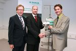 LR Dr. Christian Buchmann mit dem Chef von B. Braun-Österreich Christian Braun und dem Leiter des Entwicklungsbüros Graz Dr. Martin Ellmerer (v.l.) © Wiesner