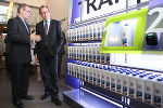Landesrat Dr. Christian Buchmann mit Infood Geschäftsführer Jörg Moser vor dem Transparenzregal © Robert Illemann