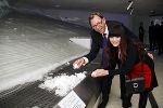 LR Buchmann beim Schneeballwerfen im Österreich-Pavillon © Jausovec LR Buchmann beim Schneeballwerfen im Österreich-Pavillon