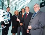 v.l.: Univ.-Prof. Dr. Josef Smolle (Rektor der Med Uni Graz), Dr. Cattina Leitner (Uniratsvorsitzende der Med Uni Graz, Univ.-Prof. Dr. Hellmut Samonigg (Programmbeauftragter MED CAMPUS der Med Uni Graz), Dr. Christian Buchmann (Landesrat für Wirtschaft, Innovation und Finanzen), Dr. Burghard Kaltenbeck (Geschäftsführer der Steirischen Wirtschaftsförderung SFG) © Konstantinov