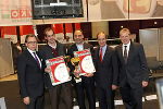 LR Dr. Christian Buchmann, Steiermärkische-Vorstand Mag. Franz Kerber und WK-Direktor Mag. Thomas Spann mit den Siegern beim Follow-me Award 2010 Christoph Schaden (2.v.l.) und Markus Radocha (3.v.l.)