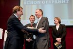 Landesrat Christian Buchmann zeichnet den Kommunikator des Jahres Horst G. Pirker aus © Fischer Landesrat Christian Buchmann zeichnet den Kommunikator des Jahres Horst G. Pirker aus