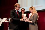 Landesrat Christian Buchmann mit der Gewinnerin des Young Star Awards Katharina Gruber © Fischer Landesrat Christian Buchmann mit der Gewinnerin des Young Star Awards Katharina Gruber