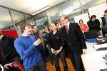 Landesrat Dr. Christian Buchmann mit SchülerInnen der HTBL Pinkafeld bei der Firma Salomon © SFG Landesrat Dr. Christian Buchmann mit SchülerInnen der HTBL Pinkafeld bei der Firma Salomon
