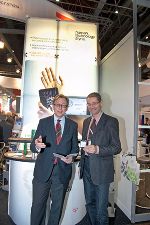 Wirtschaftslandesrat Dr. Christian Buchmann (li.) und Clustergeschäftsführer Dr. Robert Gfrerer auf der Medica 2010 in Düsseldorf. © Human.technology Styria GmbH