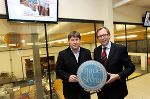 Landesrat Dr. Christian Buchmann (r.) verlieh Schirnhofer-Geschäftsführer Karl Schirnhofer das Gütesiegel "Erlebniswelt Wirtschaft". © Creative Industries Styria