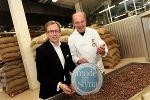 v.l.: Dr. Christian Buchmann (Landesrat für Wirtschaft, Europa und Kultur) mit Josef Zotter © Creative Industries Styria