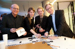 Erster Besuch im Labor: BETA-GF Harry Kouba (links) und LR Christian Buchmann mit den YOUNG CREATIVES Mari Tosmin und Paul Scherübel. © Konstantinov