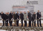 Magna-CEO Jake Hirsch (5. v.l.) nahm gemeinsam mit Landesrat Dr. Christian Buchmann (5.v.r), Landtagspräsident Ing. Manfred Wegscheider (3.v.r.), Landtagsabgeordneten Manfred Kainz (3.v.l.), dem Lannacher Bürgermeister Josef Niggas (4.v.r.), Magna-Europa-Chef Günter Apfalter (4.v.l.) und führenden Magna-Managern den feierlichen Spatenstich zur Erweiterung des Unternehmens vor.