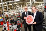 v.l.: Ing. Klaus Rainer (Geschäftsleiter der AL-KO GmbH) und Dr. Christian Buchmann (Landesrat für Wirtschaft, Europa und Kultur)