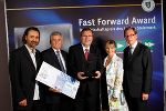Ing. Rudolf Lang (2.vl.) und KoR Mag. Claus Repnik (Mitte) von ACC Austria mit Landesrat Dr. Christian Buchmann bei der Verleihung des Fast Forward Awards 2010.