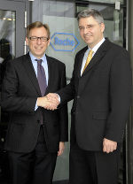 Wirtschaftslandesrat Dr. Christian Buchmann (li.) und Roche-CEO Dr. Severin Schwan vereinbarten weitere Investitionen von Roche am Humantechnologie-Standort Steiermark. © Roche Wirtschaftslandesrat Dr. Christian Buchmann (li.) und Roche-CEO Dr. Severin Schwan vereinbarten weitere Investitionen von Roche am Humantechnologie-Standort Steiermark.