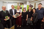 Foto v.l.n.r. Fritz Rauer (Obmann Landesverband Steirischer Gemüsebauern), Christian Buchmann (Landesrat für Wirtschaft, Europa und Kultur), Michaela Hofer (Käferbohnenkönigin), Isabel Toccafondi (Idee, Design und Umsetzung), Stefanie Schöffmann (Idee, Design und Umsetzung), Sonja Grabner (Stadträtin für Wirtschaft, Tourismus und Feuerwehr), Eberhard Schrempf (GF Creative Industries Styria) © Tim Ertl