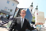 Landesrat Dr. Christian Buchmann mit der Brettsperrholzplatte.