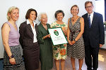 v.l.: LR Kristina Edlinger-Ploder, Tatjana Prattes, Auguste Schediwy, Eva-Maria Biffl (Enkeltochter der Firmengründerin), Gertraud Hausegger-Grill, LR Christian Buchmann © Landespressedienst/Schüttbacher v.l.: LR Kristina Edlinger-Ploder, Tatjana Prattes, Auguste Schediwy, Eva-Maria Biffl (Enkeltochter der Firmengründerin), Gertraud Hausegger-Grill, LR Christian Buchmann