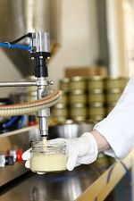 Bei der Firma Fischerauer in Pischelsdorf können Besucher ab sofort die Produktion von Essig und Senf hautnah miterleben.